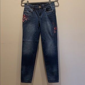 White House Black Market Jeans - WHBM embroidered size 0 girlfriend jeans White House Black Market Jeans - WHBM embroidered size 0 girlfriend jeans